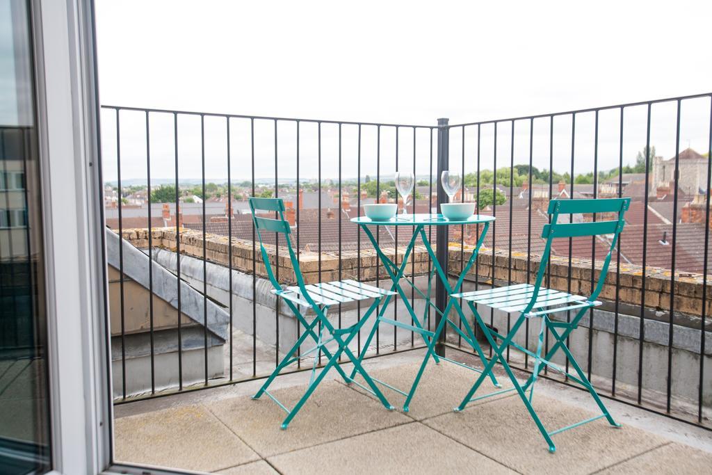 Comfortable Swindon Town Centre Apartments, Free Parking, Sleeps Up To 8 Exterior foto