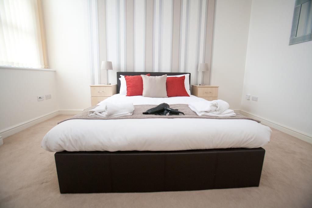 Comfortable Swindon Town Centre Apartments, Free Parking, Sleeps Up To 8 Exterior foto