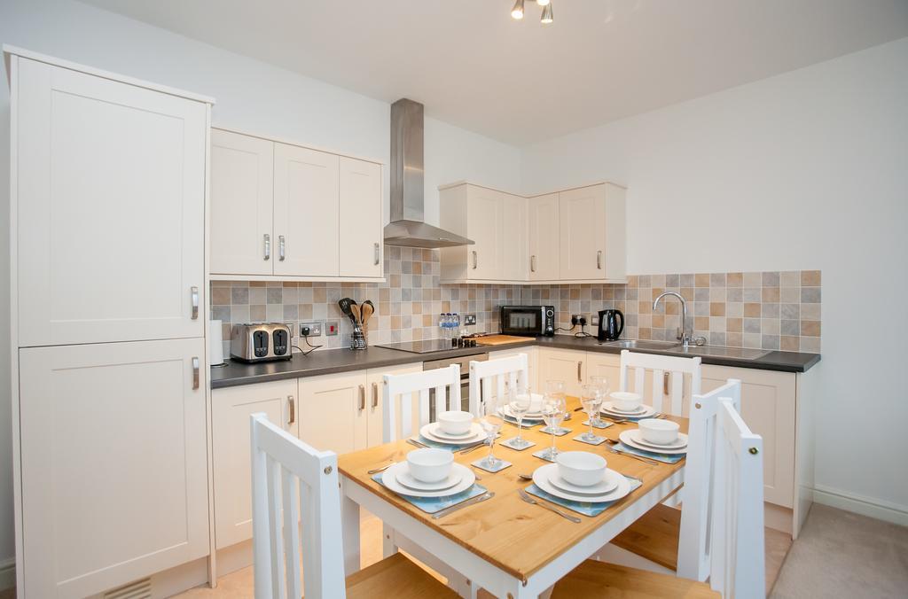 Comfortable Swindon Town Centre Apartments, Free Parking, Sleeps Up To 8 Exterior foto