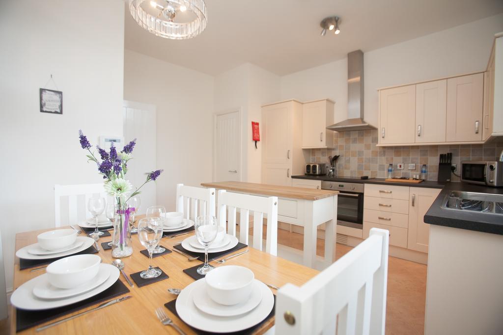 Comfortable Swindon Town Centre Apartments, Free Parking, Sleeps Up To 8 Exterior foto