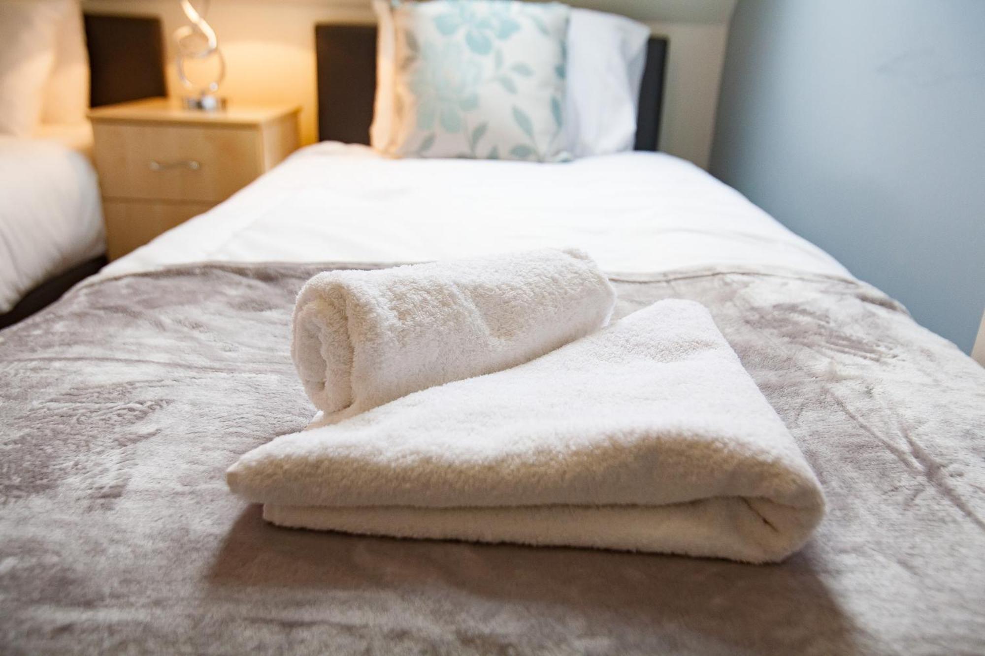 Comfortable Swindon Town Centre Apartments, Free Parking, Sleeps Up To 8 Exterior foto