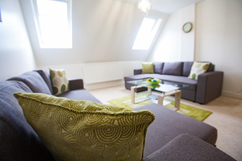 Comfortable Swindon Town Centre Apartments, Free Parking, Sleeps Up To 8 Exterior foto