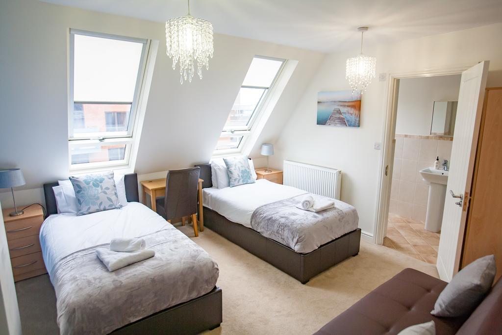 Comfortable Swindon Town Centre Apartments, Free Parking, Sleeps Up To 8 Exterior foto