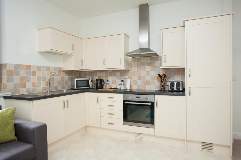 Comfortable Swindon Town Centre Apartments, Free Parking, Sleeps Up To 8 Exterior foto