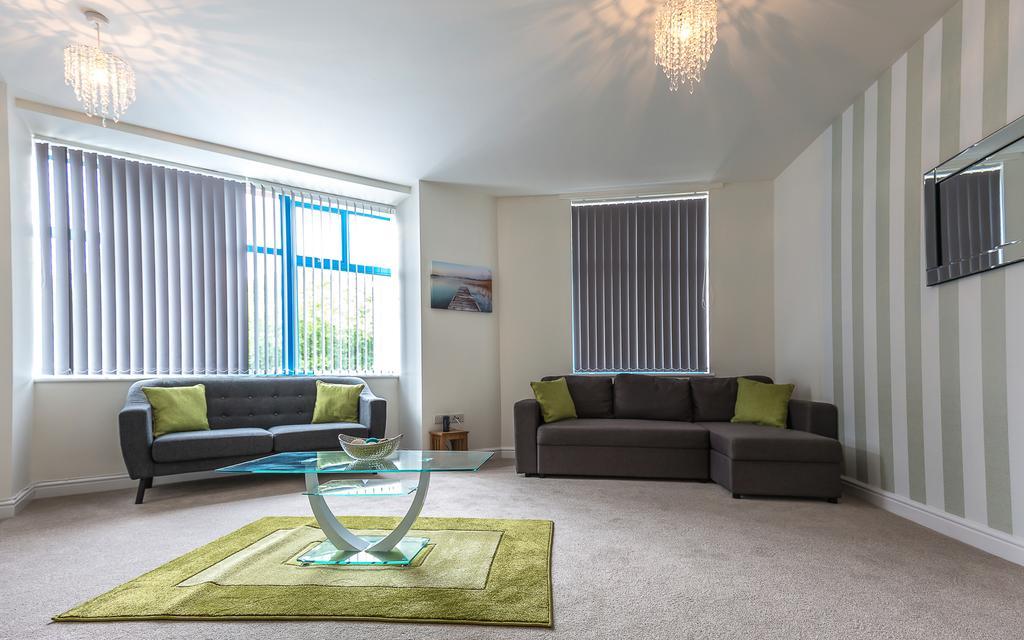 Comfortable Swindon Town Centre Apartments, Free Parking, Sleeps Up To 8 Exterior foto