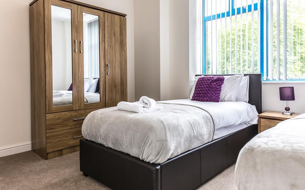 Comfortable Swindon Town Centre Apartments, Free Parking, Sleeps Up To 8 Exterior foto