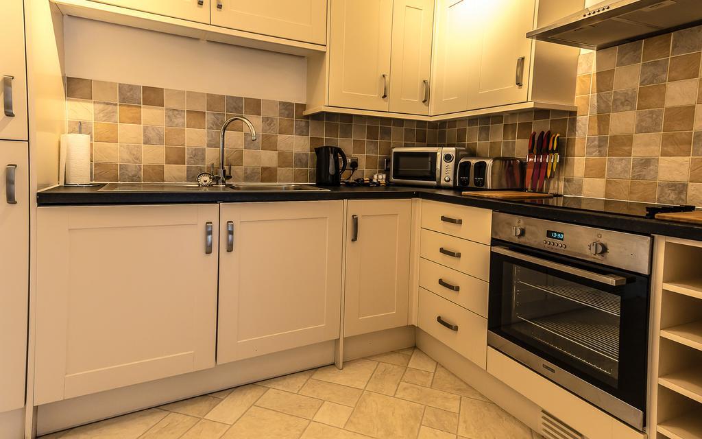Comfortable Swindon Town Centre Apartments, Free Parking, Sleeps Up To 8 Exterior foto