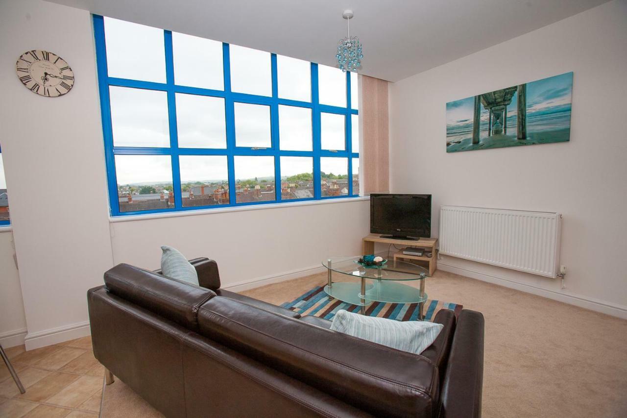 Comfortable Swindon Town Centre Apartments, Free Parking, Sleeps Up To 8 Exterior foto